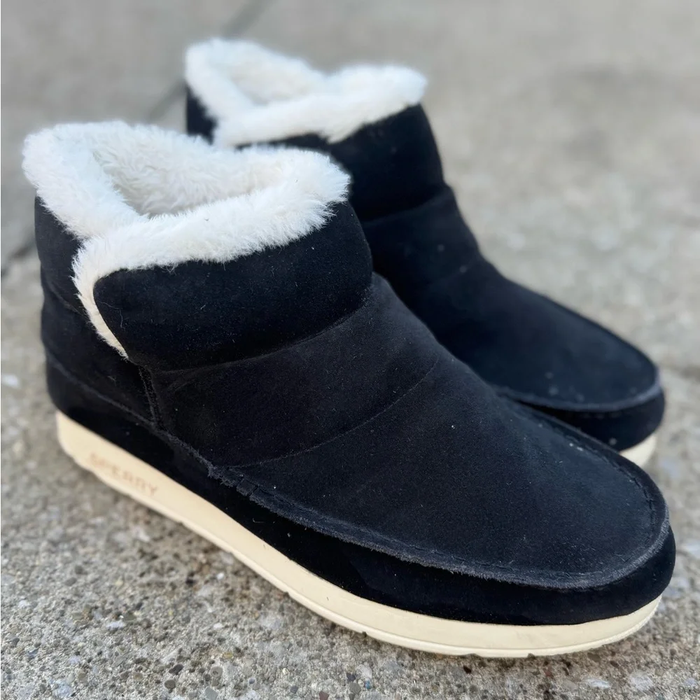 Sperry Black Boots with Cream Fur Lining